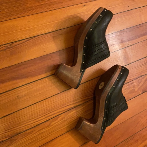 UGG Clogs - Picture 3 of 6